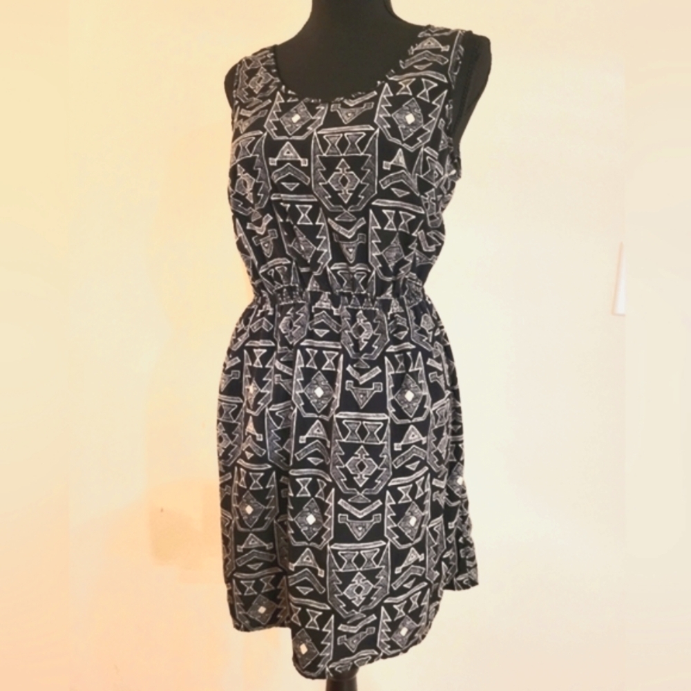 "One Clothing" Black and Cream Mini‎ Dress W/Geometric Print (Size Medium) - Picture 2 of 13